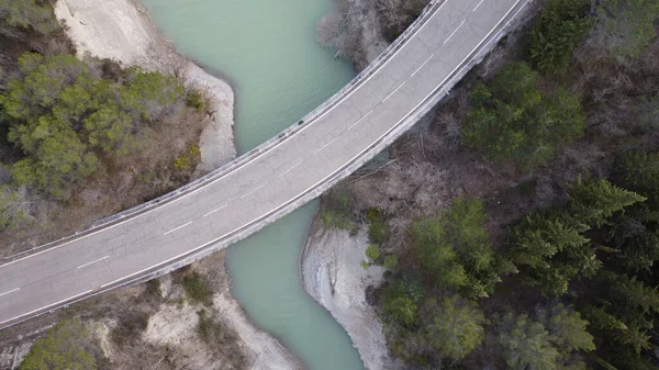 Areal View Bridge Passes River Green Trees Both Sides Daylight — Stock Photo, Image