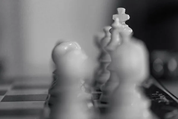 白いチェスの駒のグレースケールの閉鎖 選択されたフォーカス — ストック写真