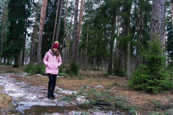 Bir Bahar Öğleden Sonra Ormanda Güzel Bir Kadın Hala Oldukça — Stok fotoğraf