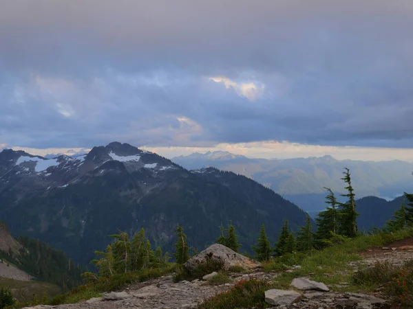 Uma Bela Vista Uma Paisagem Montanhosa — Fotografia de Stock