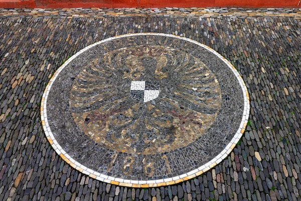 德国弗赖堡市中心石街上的一块瓷砖上的纹章 — 图库照片