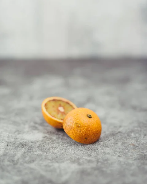 灰色の質感の表面にスライスされたオレンジの垂直閉鎖 — ストック写真