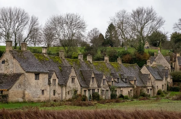 Camino Bordeado Una Hilera Casas Históricas Cotswold Bibury Gloucestershire — Foto de Stock