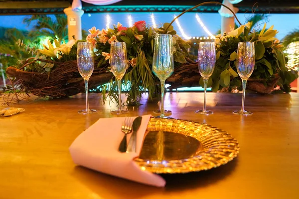 Een Tafel Met Een Gouden Bord Iriserende Champagneglazen Een Huwelijksreceptie — Stockfoto
