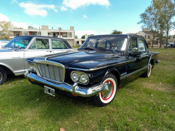 Velho Plymouth Preto Valiant Por Chrysler Início Dos Anos 1960 — Fotografia de Stock