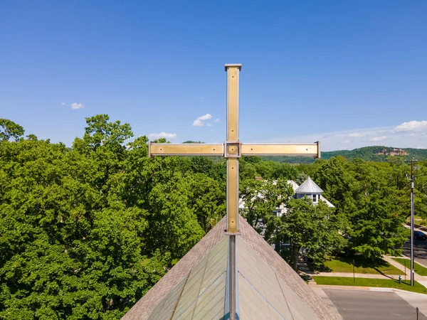 Primo Piano Una Croce Sul Tetto Una Chiesa Contro Villaggio — Foto Stock