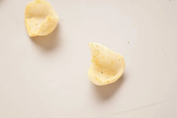 배경에 분리되어 감자칩 — 스톡 사진
