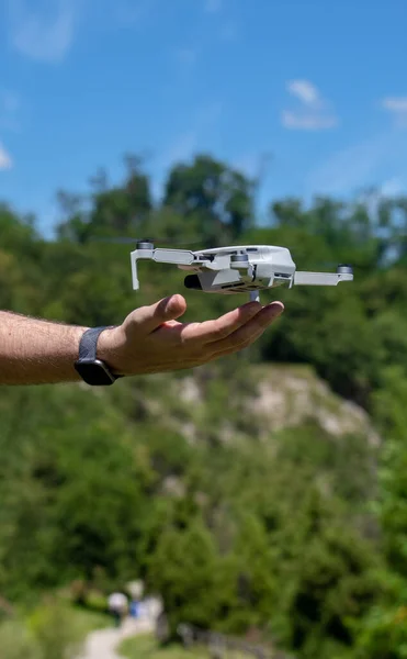 Colpo Verticale Una Mano Uomo Che Tiene Drone Con Uno — Foto Stock