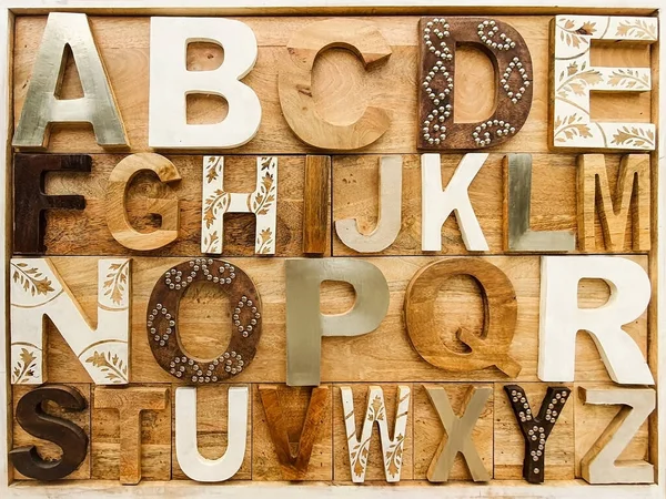 木製の文字を持つ英語のアルファベットのトップビュー — ストック写真