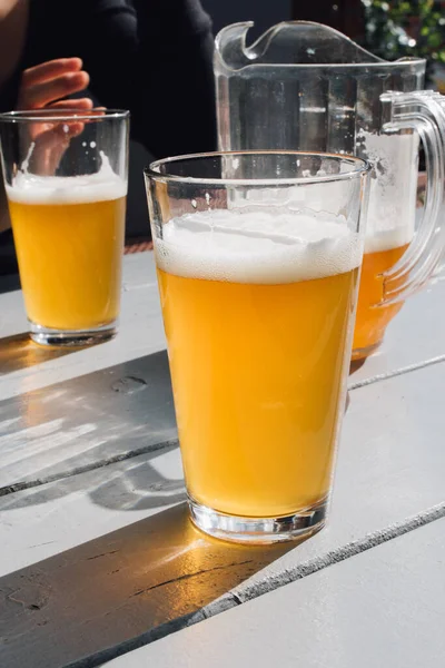 Twee Glazen Bier Buitentafel Met Kruik Bier Hand — Stockfoto