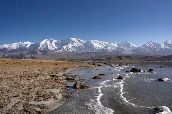 Una Hermosa Vista Lago Rodeado Montañas Nevadas —  Fotos de Stock