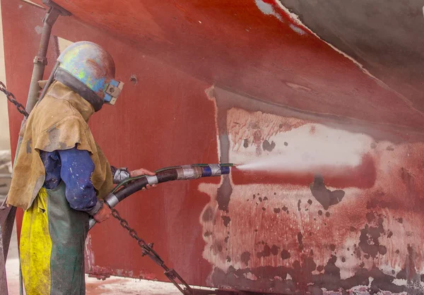 Worker Sandblasting Corroded Hull Sailing Vessel High Pressure Sandblasting Syst — Stock Photo, Image