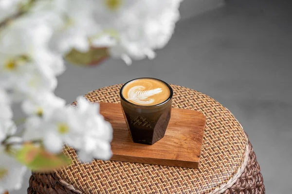 Eine Tasse Cappuccino Auf Einem Holzbrett Auf Einem Tisch — Stockfoto
