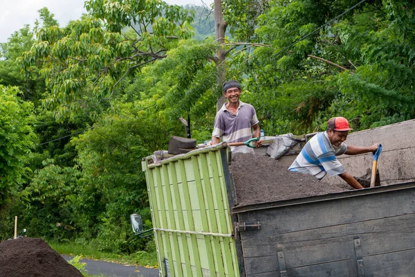 Casal Homens Balineses Felizes Sorrindo Trabalhando Limpando Solo Caminhão — Fotografia de Stock