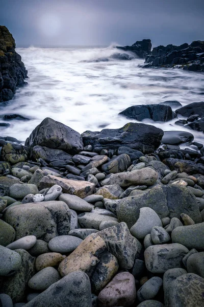 Colpo Verticale Rocce Sulla Spiaggia Nel Northumberland — Foto Stock