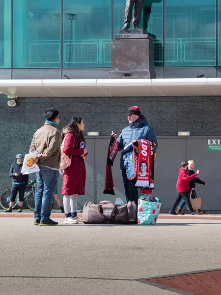 Manchester April 2022 Street Vendor Selling Football Scarfs Fans Manchester — Stock Photo, Image