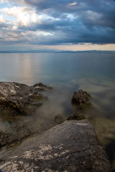 Bulutlu Bir Gökyüzünün Altındaki Kayalık Bir Denizin Manzarası — Stok fotoğraf