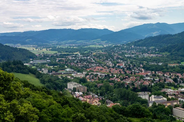 Widok Lotu Ptaka Miasto Freiburg Otoczeniu Zielonych Gór Niemcy Europa — Zdjęcie stockowe