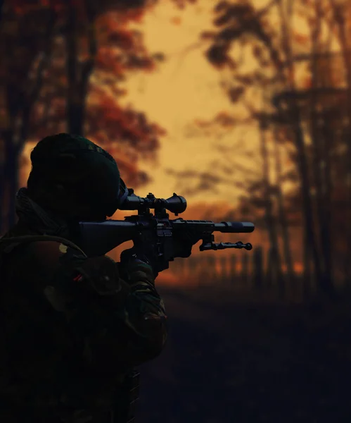 Silhuetten Militär Soldat Med Vapen Vid Solnedgången — Stockfoto