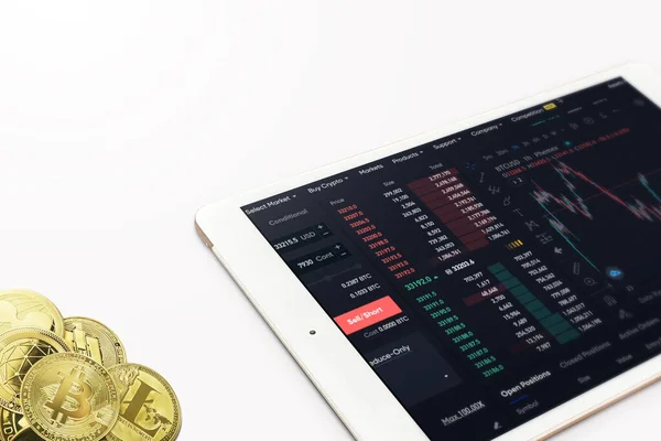 Uma Tela Com Bitcoin Trading Gráfico Forex Muitas Moedas Ouro — Fotografia de Stock