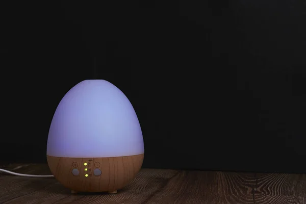 Siyah Arka Planda Izole Edilmiş Yumurta Şeklinde Bir Nemlendirici Lamba — Stok fotoğraf