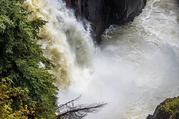 Una Vista Ángulo Alto Una Enorme Cascada Salpicada Acantilado Sobre — Foto de Stock