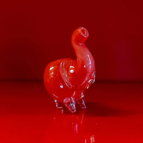 Tiro Perto Pequeno Elefante Vidro Vermelho — Fotografia de Stock
