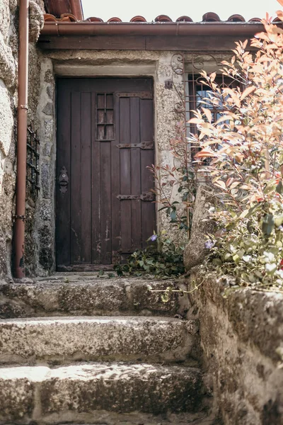 Close Uma Porta Madeira Com Uma Janela — Fotografia de Stock