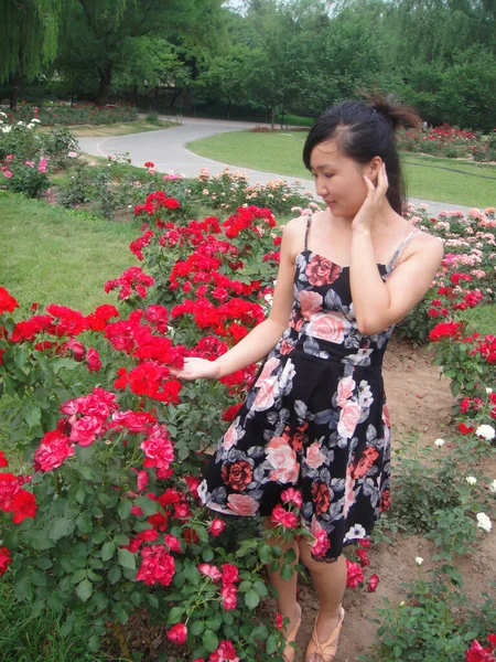 北京植物园的一个女孩和花朵 — 图库照片