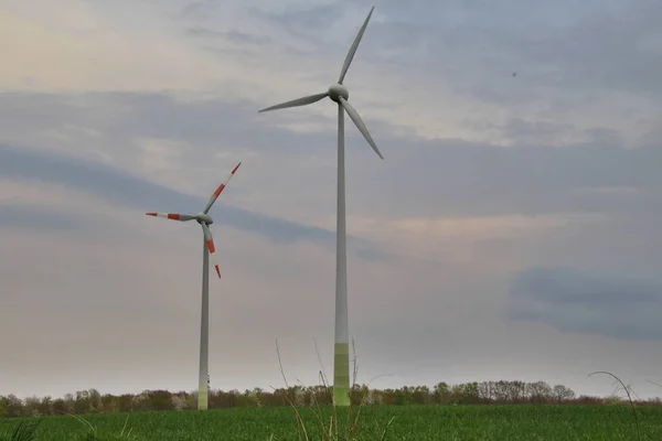Dvě Moderní Větrné Turbíny Poli Při Západu Slunce Během Léta — Stock fotografie