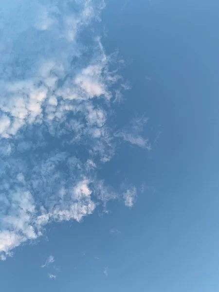 雲に包まれた青空の美しい景色 — ストック写真