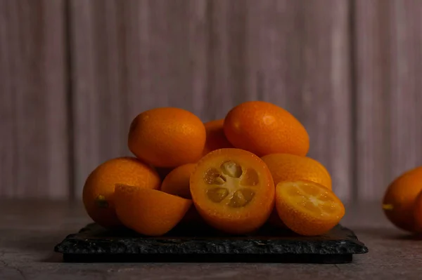 Close Van Kleine Chinese Sinaasappels Kumquat Citrus Sinensis Een Zwarte — Stockfoto