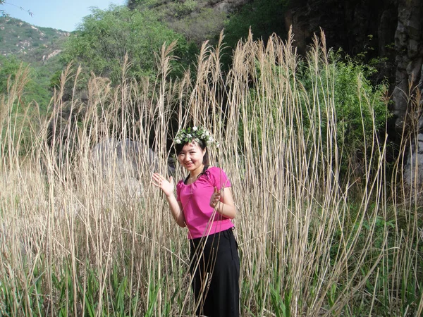 中国北京市Duijiu谷の葦のガーランドの女の子 — ストック写真