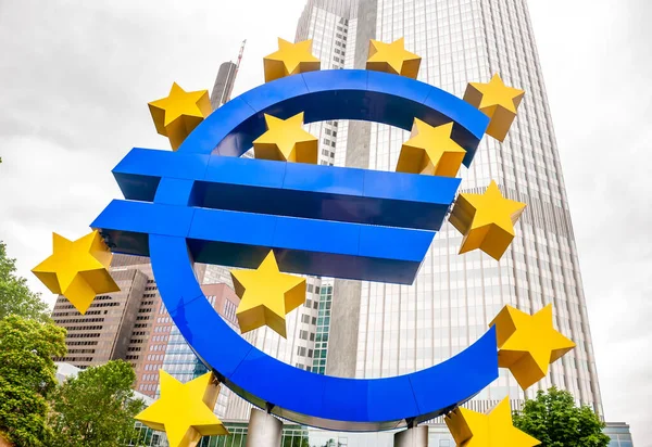 Ein Niedriger Winkel Eines Großen Euro Schildes Vor Einem Euro — Stockfoto
