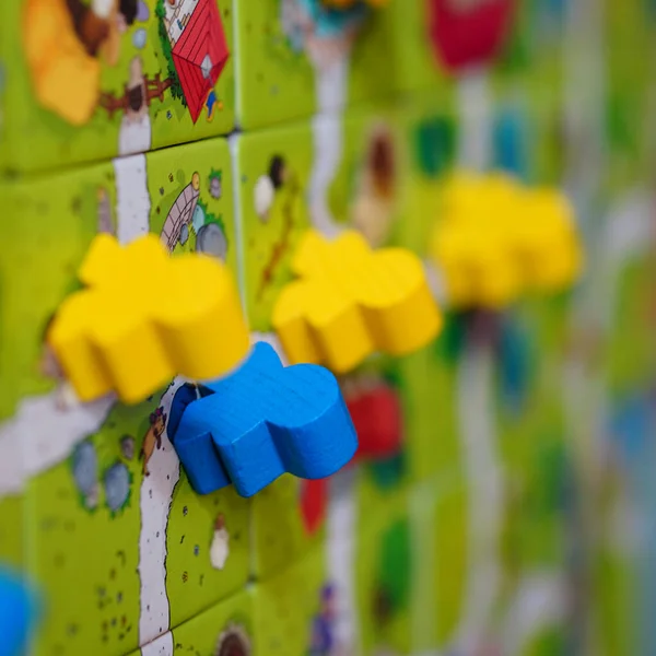 Figurky Stojící Mapě Karet Deskové Hry Mindok Carcassonne Junior — Stock fotografie