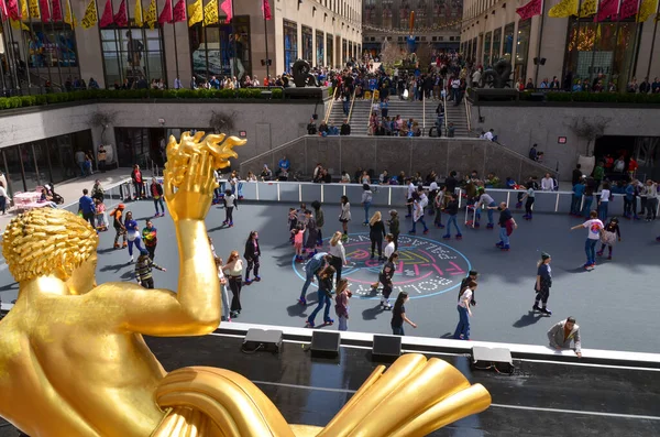 Angolo Alto Persone Pattinaggio Rotelle Rockefeller Center New York Usa — Foto Stock