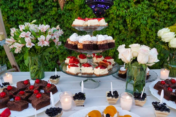 Uma Mesa Com Pratos Bolos Uma Recepção Casamento — Fotografia de Stock