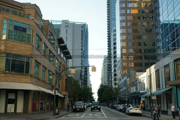 Una Vista Una Strada Trafficata Nel Centro Vancouver Con Persone — Foto Stock