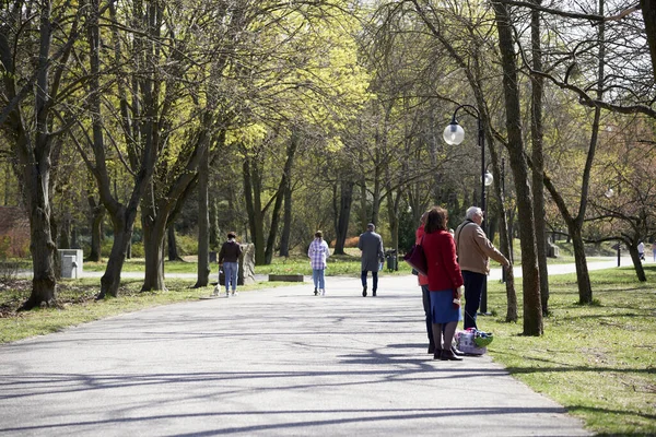 晴れた春の日にはキタデラ公園の歩道を歩く人々 — ストック写真