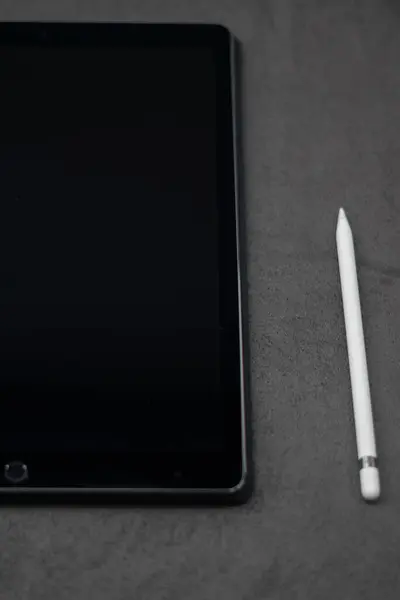 Een Verticale Close Van Een Zwarte Dunne Tablet Met Een — Stockfoto