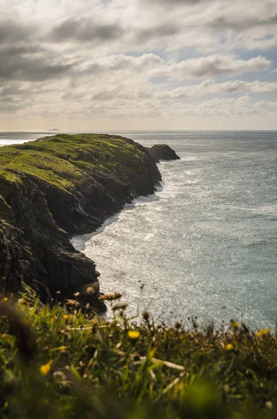 Galler Deki Pembrokeshire Ilçe Sahilinin Dikey Çekimi Birleşik Krallık — Stok fotoğraf
