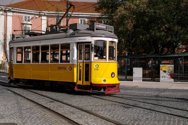 Eléctrico Amarelo Tradicional Lisboa Portugal — Fotografia de Stock