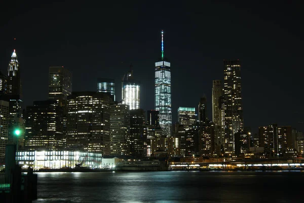 纽约市的天际线 日落时只有一个世界贸易中心 灯火通明 — 图库照片