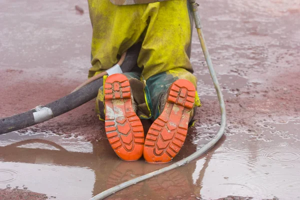 Trabajador Chorro Arena Casco Corroído Buque Vela Con Sistema Chorro — Foto de Stock