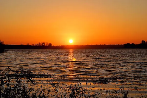オレンジ色の夕日の穏やかな海の美しい景色 — ストック写真