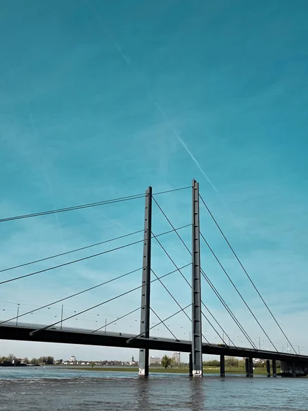 Vertical Shot Bridge River England Sunny Day — Stock Photo, Image