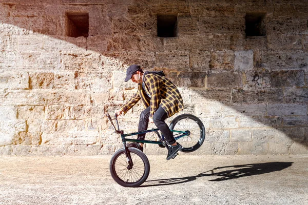 Молодий Хлопець Робить Трюки Своєму Велосипеді Вулицях — стокове фото