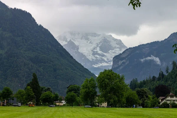 Beautiful View Green Lawn Mountains Cloudy Sky Jungfrau Switzerland — Stock Photo, Image