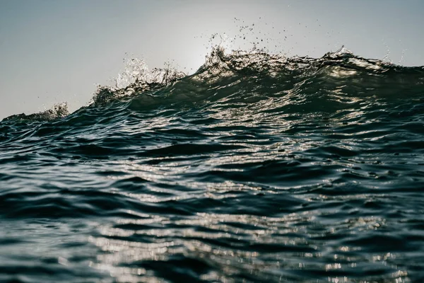 Primo Piano Onde Spruzzate Mare Contro Cielo Nuvoloso — Foto Stock