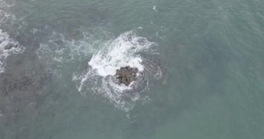 Dalgalı Brittany Okyanus Suyu ve Yüzme Havuzu 'nun drone görüntüsü.